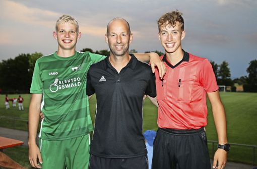 Spieler, Trainer, Schiedsrichter – aber immer Fußball: Lukas (links), Thomas und Felix Gentner. Foto: /Herbert Rudel