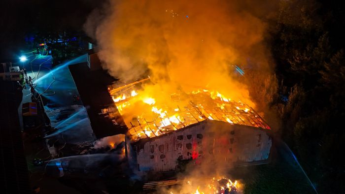 Werkstatthalle steht in Flammen
