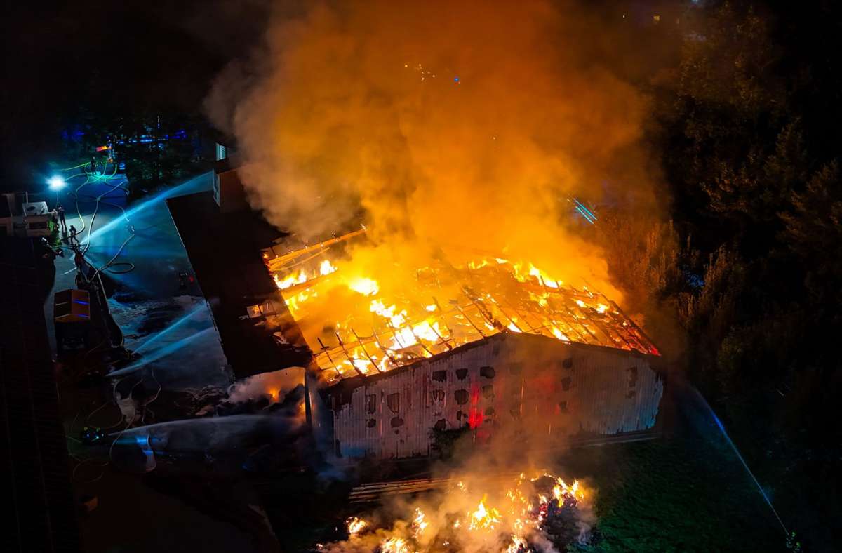 Brand in Lenningen: Werkstatthalle steht in Flammen