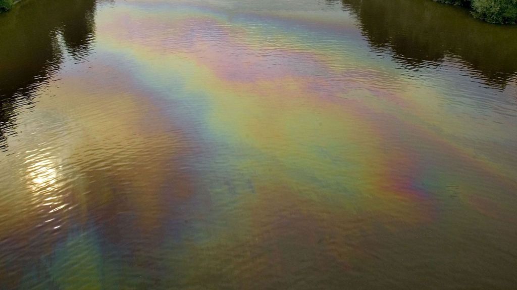 Öl im Neckar
