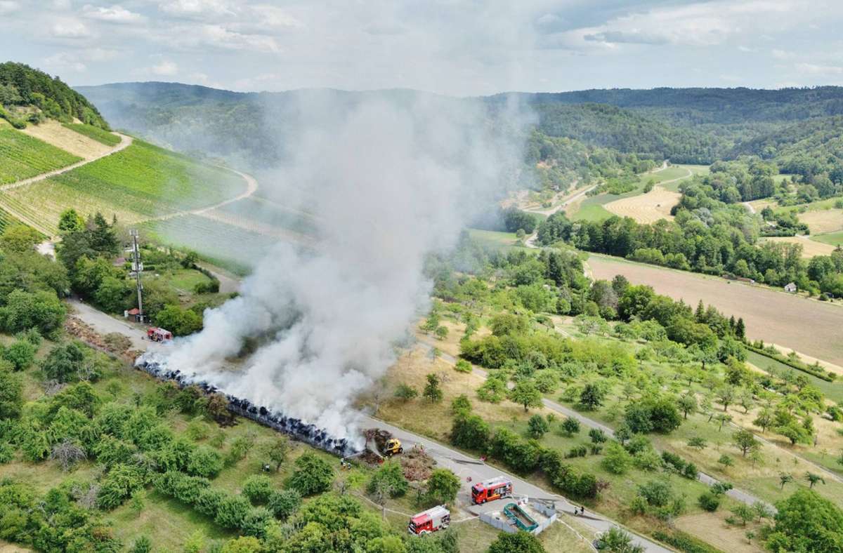 Rauchwolke über Oberstenfeld: Häckselplatz steht in Flammen