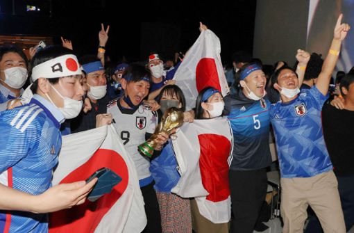 Grenzenloser Jubel bei den japanischen Fußballfans Foto: AFP/STR