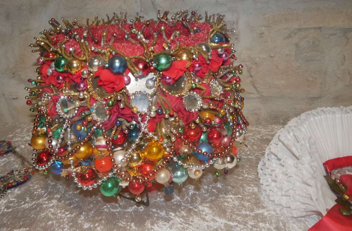 Ein Prunkstück der Ausstellung ist die etwa 80 Jahre alte, handgefertigte Brautkrone aus dem Schwarzwald. Foto: Kerstin Dannath