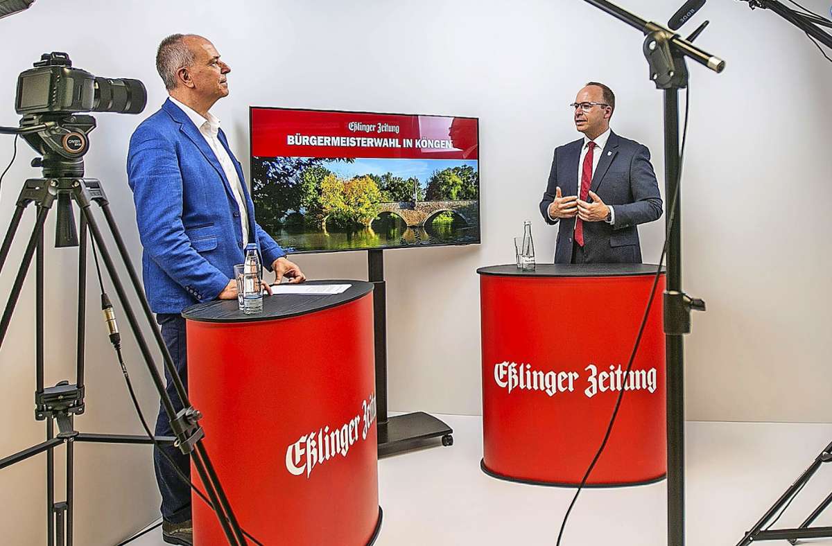 EZ-Chefreporter Harald Flößer (links) und Köngens Bürgermeister Otto Ruppaner im Studio. Foto: Roberto Bulgrin