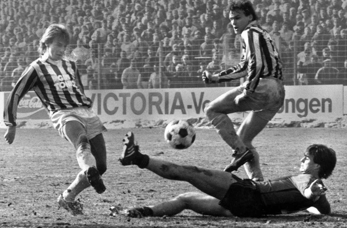 7. März 1987 Nachdem die Kickers im Pokal TeBe Berlin, Borussia Neunkirchen und Hannover 96 aus dem Weg geräumt haben, treffen sie im Viertelfinale auf Eintracht Frankfurt. Arthur Jeske (li.) schießt das 1:0,  am Ende steht ein 3:1-Erfolg der Blauen.