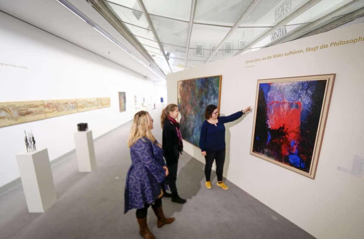 Museumsleiterin Saskia Dams und ihre Kolleginnen Katrin Bettray und Rebecca Borowski (von links) schauen sich die Werke an.