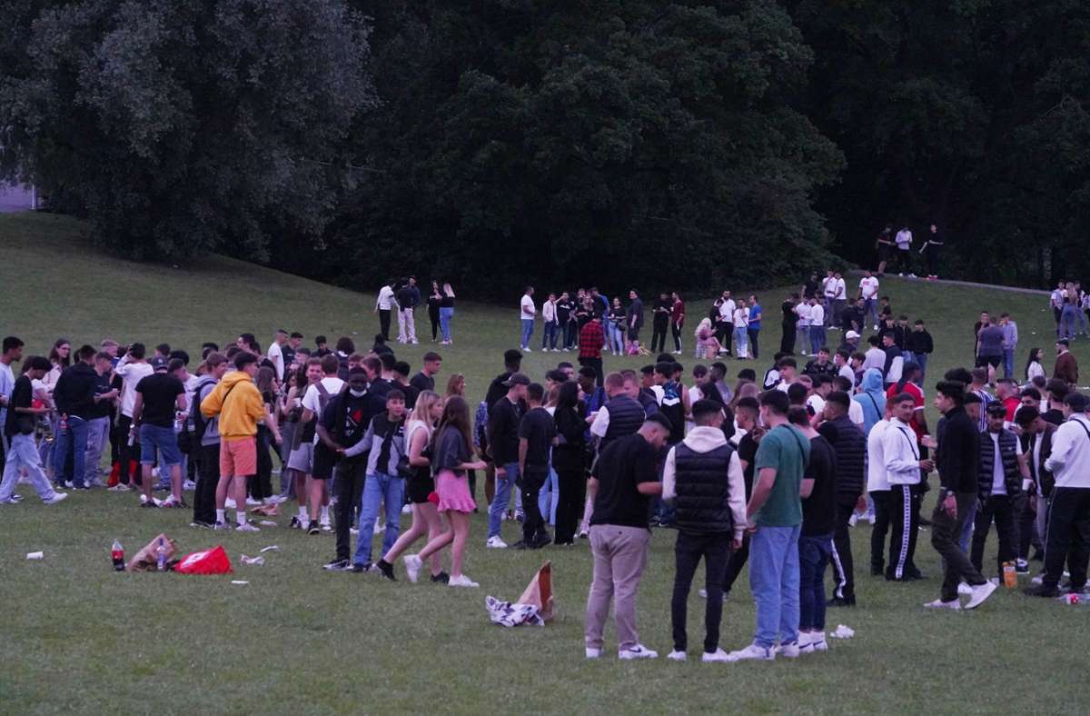 Sommerwochenende in Stuttgart: Jugendtreff am Max-Eyth-See – Polizei löst Treffen nicht auf