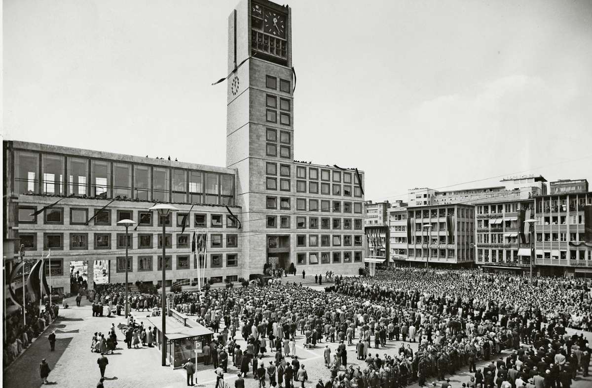 Am 4. Mai 1956 wurde das neue Rathaus eröffnet. Foto: Stadtarchiv Stuttgart