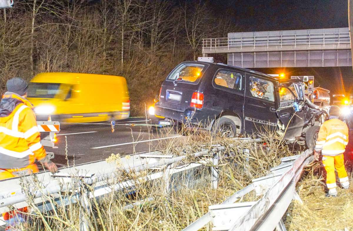 Autobahn bei Karlsbad: Lastwagen schiebt Auto bei A8-Unfall auf die Leitplanke