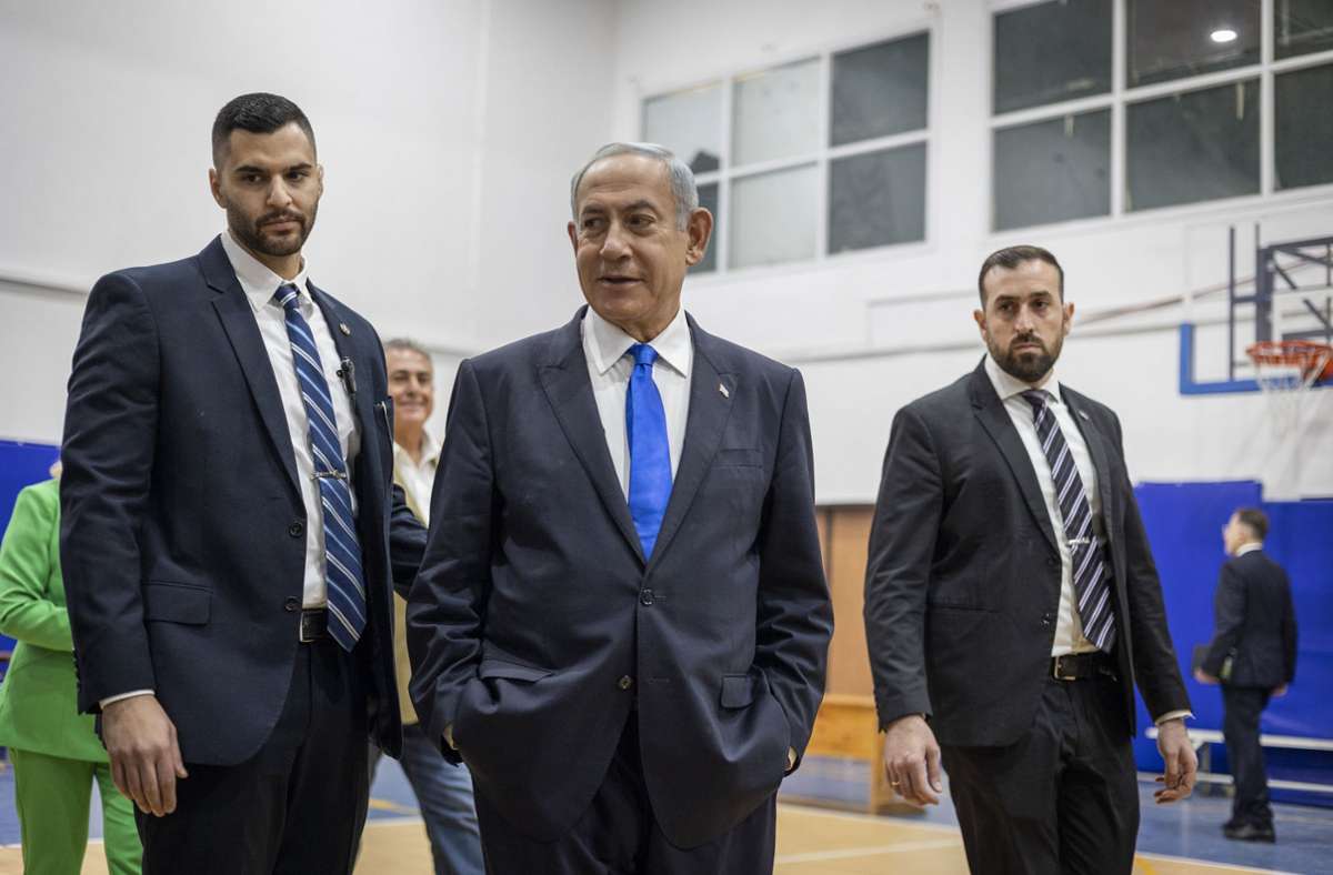 Benjamin Netanjahu (M), Vorsitzender der Likud-Partei und ehemalige Ministerpräsident von Israel, verlässt ein Wahllokal. Foto: dpa/Ilia Yefimovich