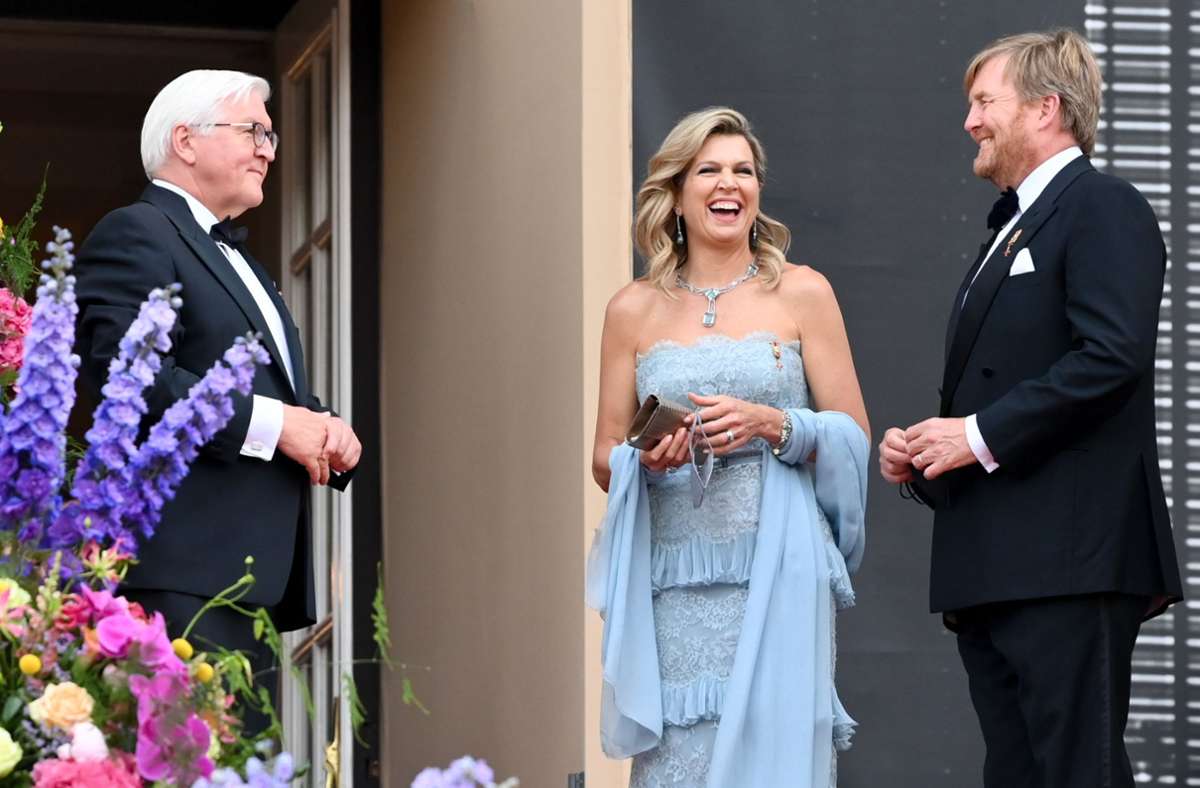 Sie ist bekannt für ihre ansteckend gute Laune: Königin Máxima und König Willem-Alexander lachen mit Bundespräsident Frank-Walter Steinmeier (links).