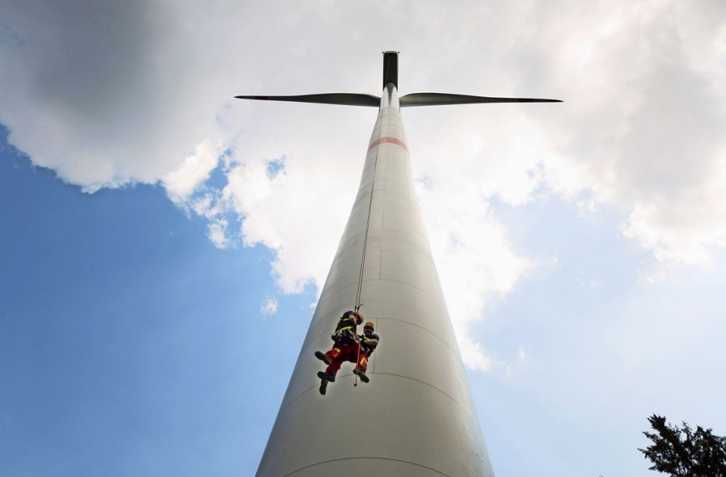 Spektakuläre Übung mit Höhenrettern der Berufsfeuerwehr Stuttgart am Windpark Goldboden: Spektakuläre Rettungsübung am Windpark Goldboden