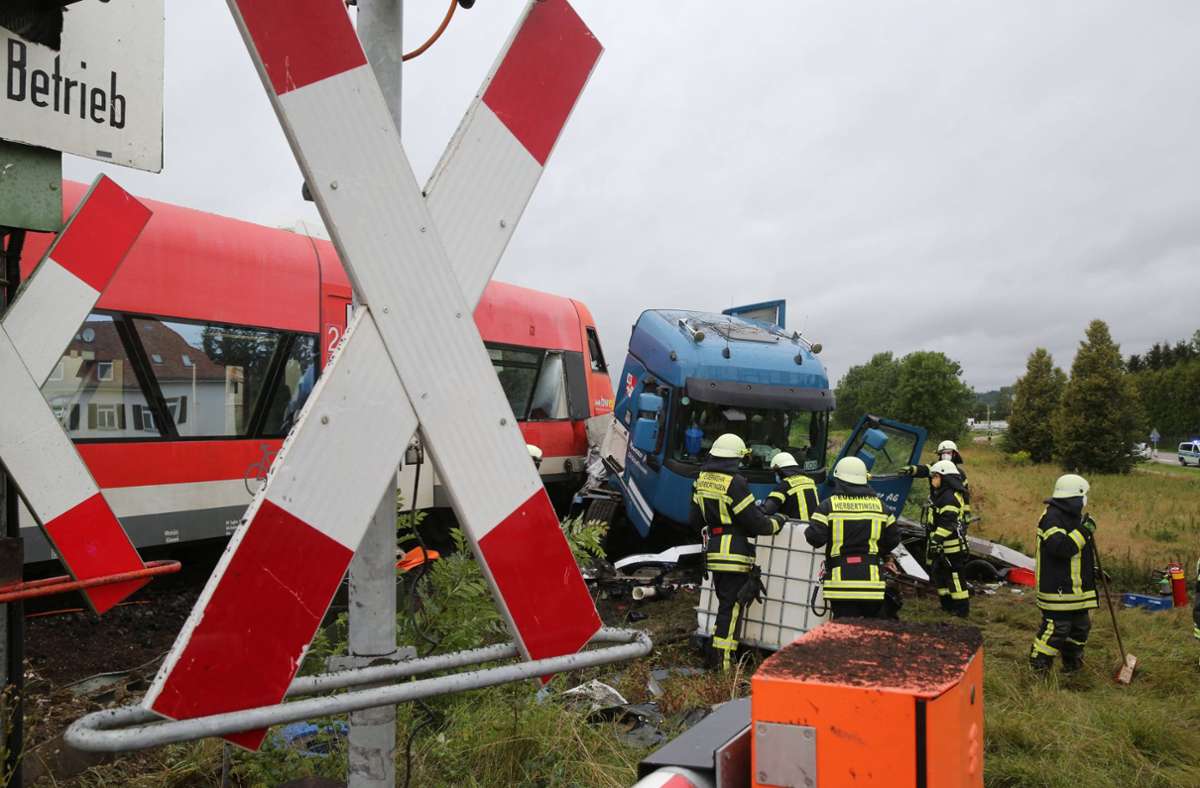 Laut Polizei kam es zu dem Unfall, weil die Bahnschranken nicht – wie vorgesehen – geschlossen worden waren.