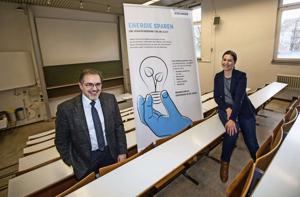 Auch mit einer Plakataktion möchten Professor Markus Tritschler und Umweltmanagerin Anja Necker den Energiespargedanken in die Hörsäle tragen. Foto: Ines Rudel