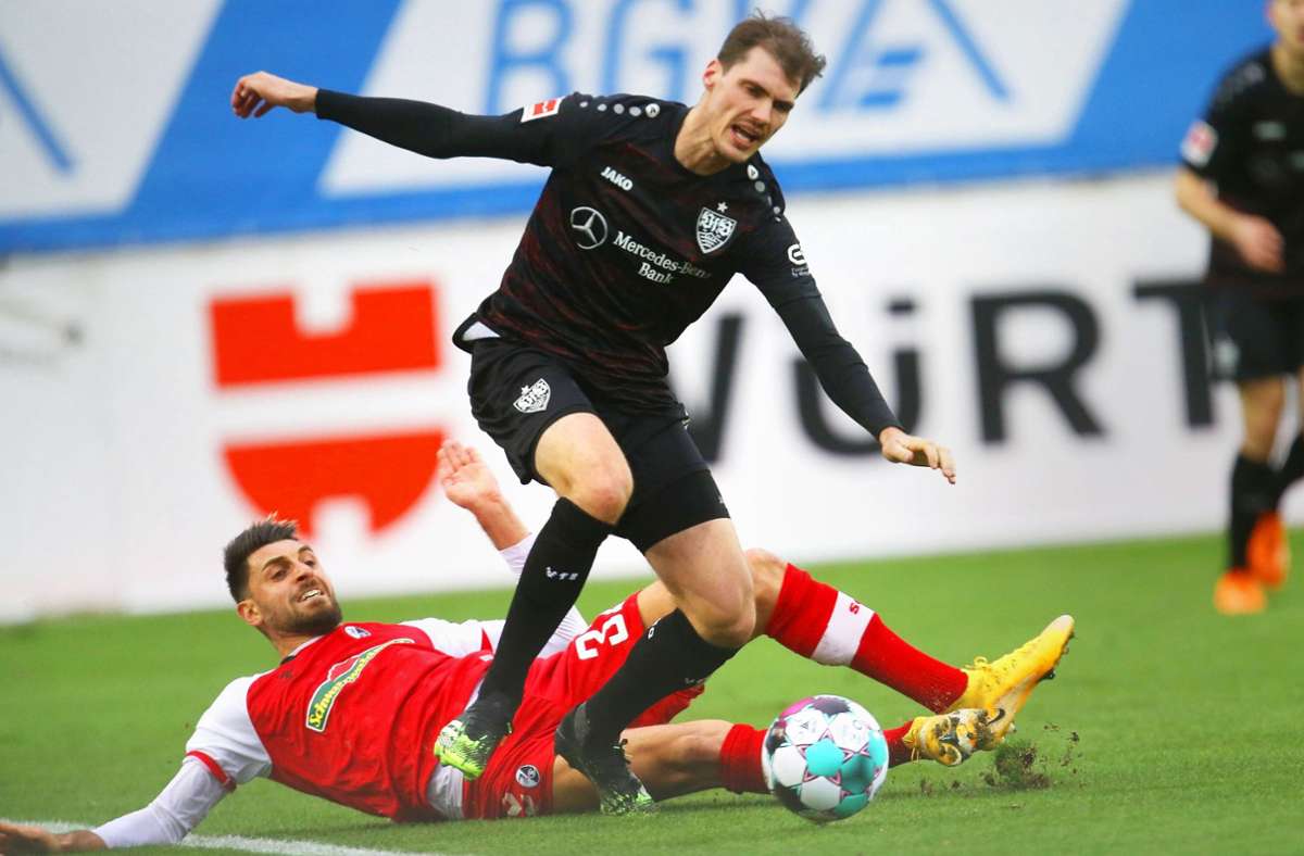 VfB-Verteidiger Pascal Stenzel (vorne, hier im Zweikampf mit Freiburgs Grifo) machte gegen seinen Ex-Club eine unglückliche Figur.