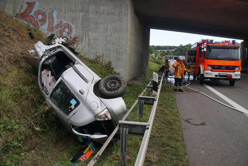 Der 34-Jährige zieht sich schwere Verletzungen zu: B 10 bei Uhingen: Auto stürzt von Brücke in Böschung