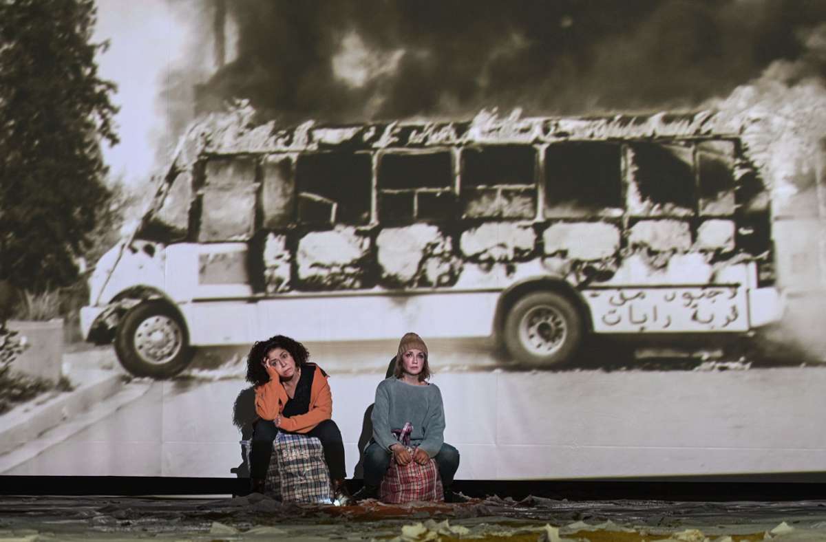 Nawal, gespielt von Evgenia Dodina (re.), und ihre Freundin Sawda (Salwa Nakkara) erleben in  „Verbrennungen“ im Schauspielhaus schreckliche Szenen.