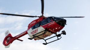 Unfall auf B 465 bei Kirchheim: 60-Jährige fährt gegen Ampelmast – Rettungshubschrauber im Einsatz