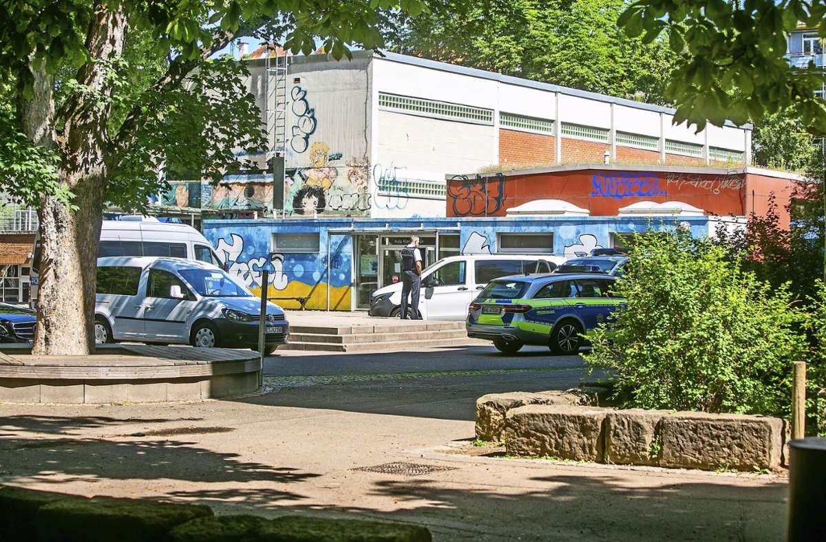 Messerattacke in Esslinger Schule: Polizei warnt vor dem flüchtigem Angreifer