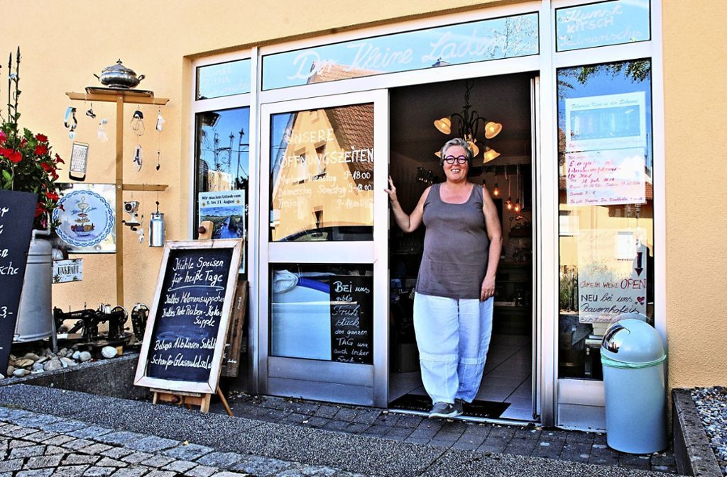 Inhaberin Angelika Feuerbacher vor ihrem Laden und Café mitten in  Hohengehren.