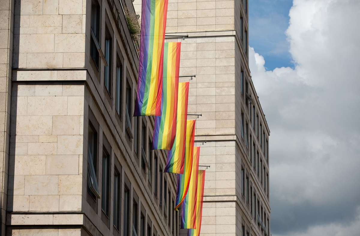 Sechs Regenbogenfahnen hängen bis zum Ende des CSD am 1. August.