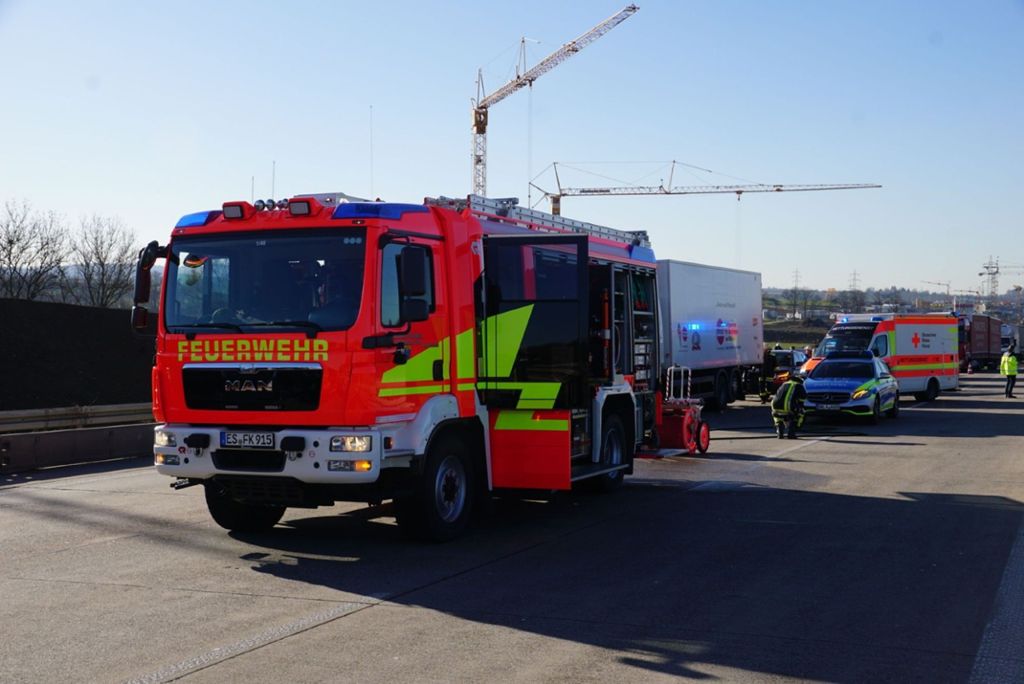 Die A8 wurde nach einem schweren Unfall ab Kirchheim-Ost gesperrt: Kirchheim: Schwerer Unfall auf A8