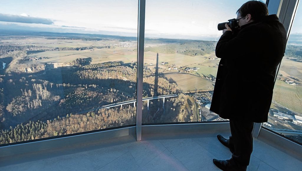 Der Südwesten ist um eine Attraktion reicher: Deutschlands höchste Aussichtsplattform für Besucher ist in Rottweil eröffnet worden: Panoramablick bis in die Alpen