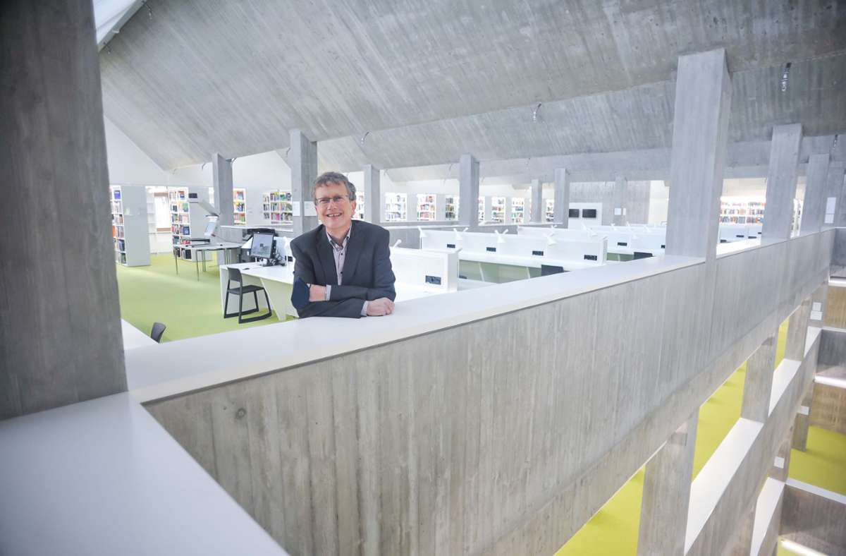 Direktor Rupert Schaab ist glücklich, dass er seine „Kunden“ nun im Neubau der Landesbibliothek begrüßen kann.