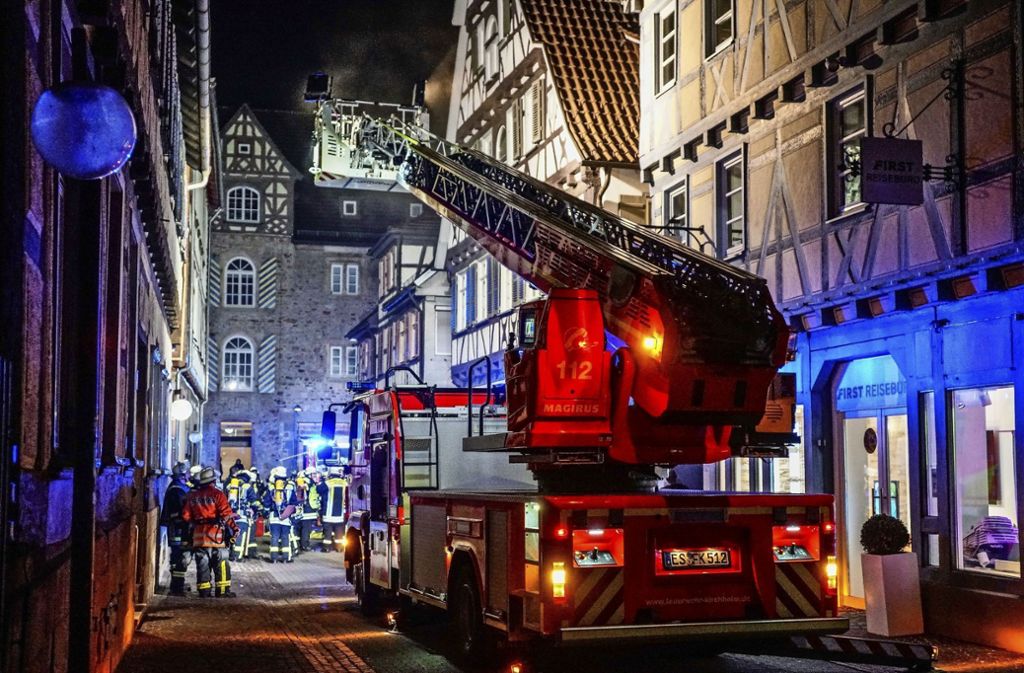 50 Helfer bekämpfen Feuer in der Kirchheimer Innenstadt – Enge macht Löscharbeiten schwer: Feuer in Kirchheimer Restaurant