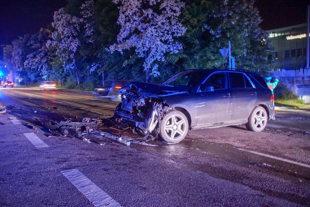 16.5.2018 Drei kaputte Autos und ein umgefahrener Baum sind das Resultat eines Unfalls in Degerloch.