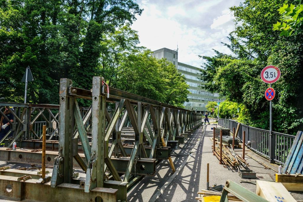 Seit heute Vormittag montieren rund 40 THWler eine Stahlträgerbrücke aus 50 Tonnen Material.