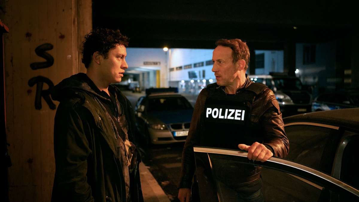 Bei einem Polizeieinsatz stoßen Thorsten Falke (Wotan Wilke Möhring, rechts) und Denis (Malik Blumenthal) aufeinander.