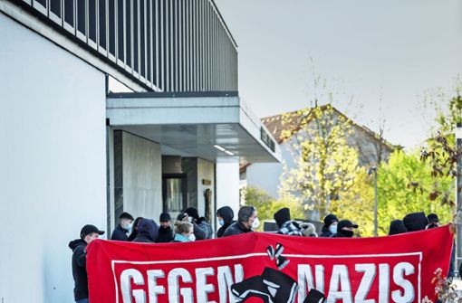 Linke Demonstrierende unterstützten Angeklagte vor dem Prozessgebäude in Stammheim, die ein Opfer bei einer Attacke schwerst verletzt haben sollen. Foto: Lichtgut/Julian Rettig