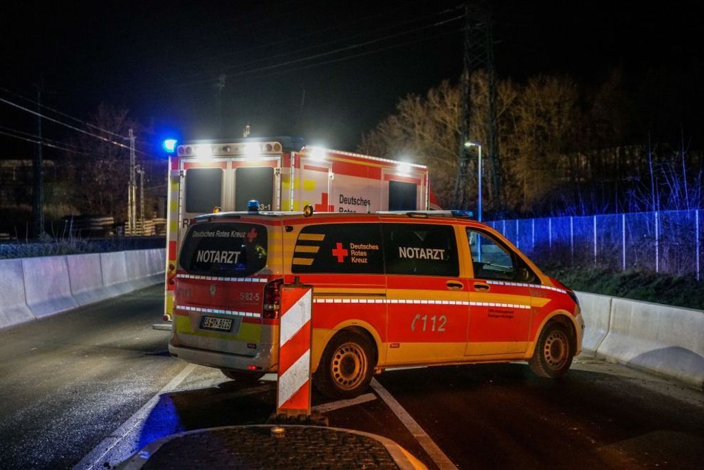 07.12.2018 Ein Autofahrer ist in Wendlingen auf einen Bagger geprallt und tödlich verletzt worden.