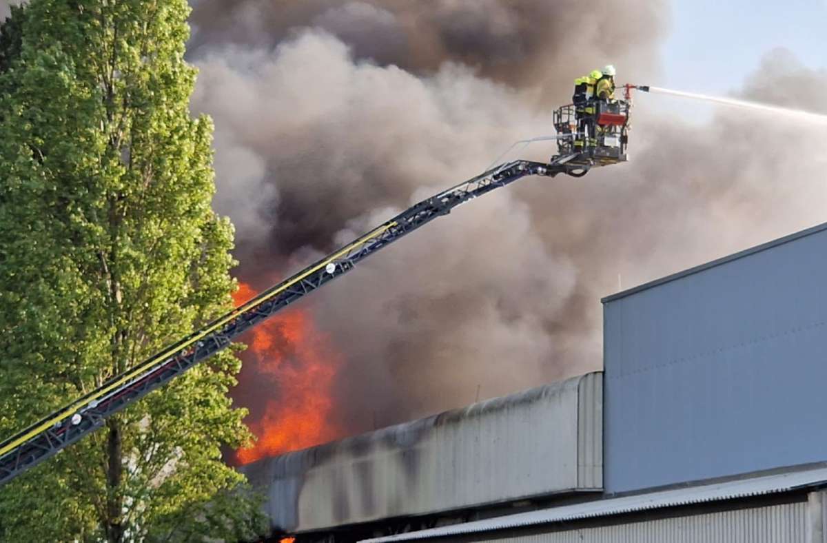 Großbrand in Gäufelden-Nebringen: Löscharbeiten nach Feuer in Fleischgroßhandel  dauern an