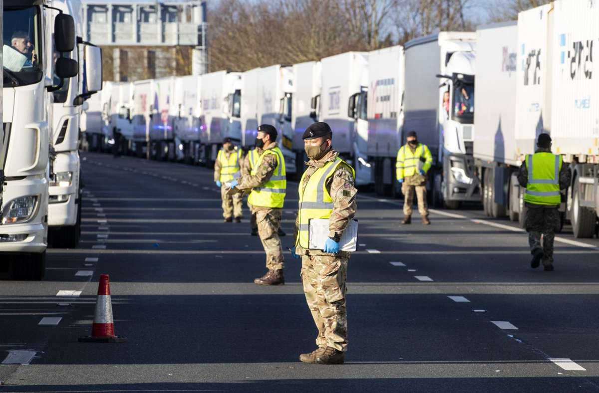 Coronapandemie in Großbritannien: Lastwagen-Stau in Kent löst sich langsam auf - mehr als 15 000 Tests