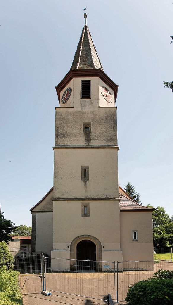 Der Blick auf die historische Martinskirche wird durch einen Bauzaun gestört. Der Kirchhof ist wegen loser Dachziegel gesperrt. Foto: Bulgrin