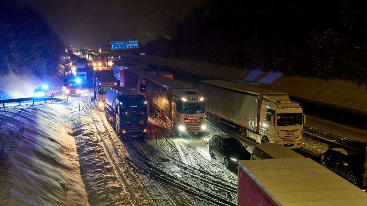 Winterwetter in Deutschland: Lange Staus auf Autobahnen wegen Schnee und Glatteis