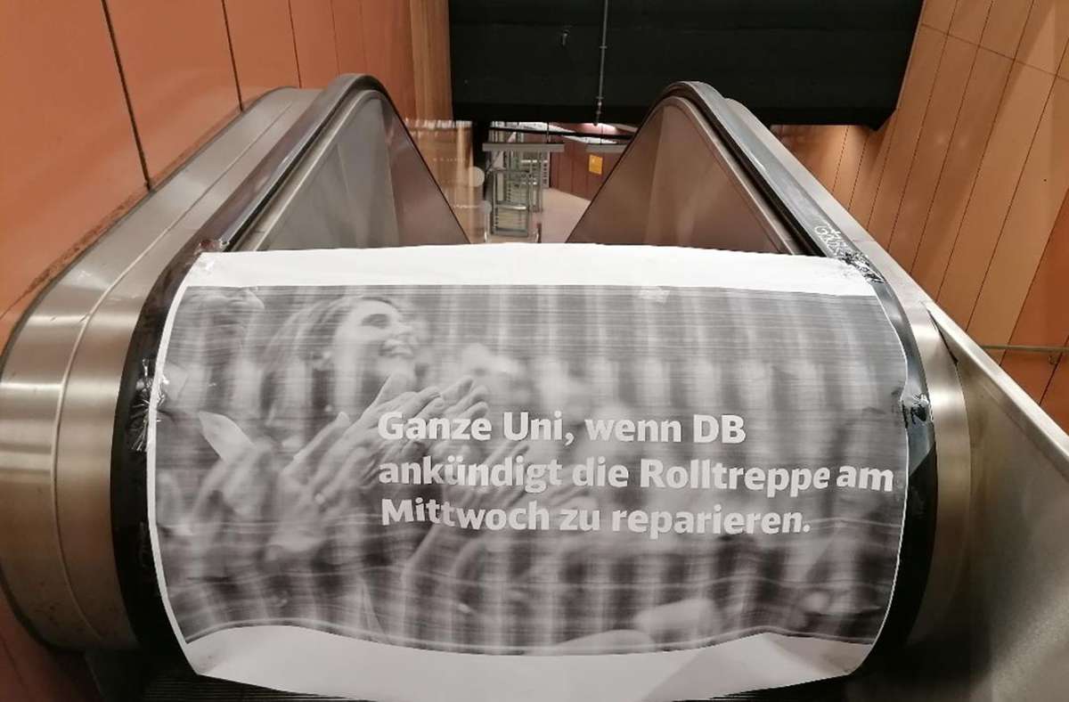 Die Deutsche Bahn kontert den studentischen Protest ihrerseits mit einem Meme. Weitere Impressionen der beklebten Rolltreppe in unserer Bildergalerie. Foto: Andreas Rosar Fotoagentur-Stuttg