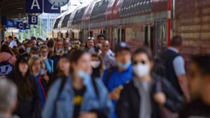 Polizei soll einen vollen Zug in Stuttgart räumen