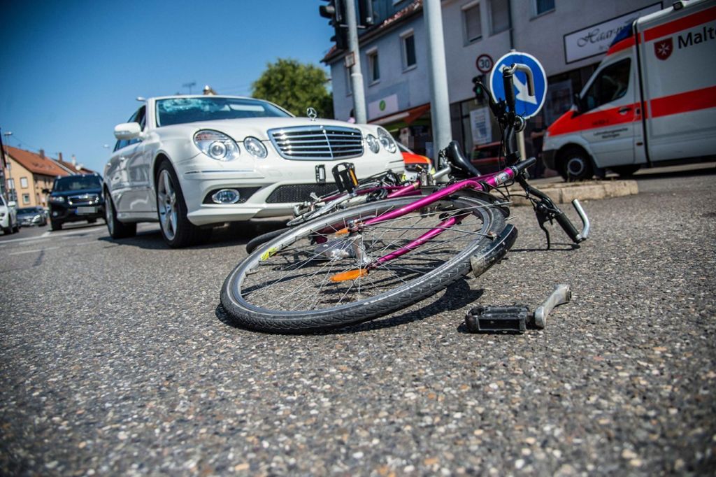 16.8.2018: Ein Fahrradfahrer fährt in Nürtigen bei Rot über die Ampel und kollidiert mit einem Pkw.