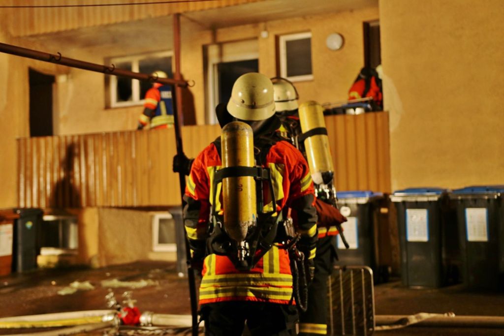 06.03.2018 Verletzter bei Brand in Erdgeschoss - Mehrfamilienhaus evakuiert