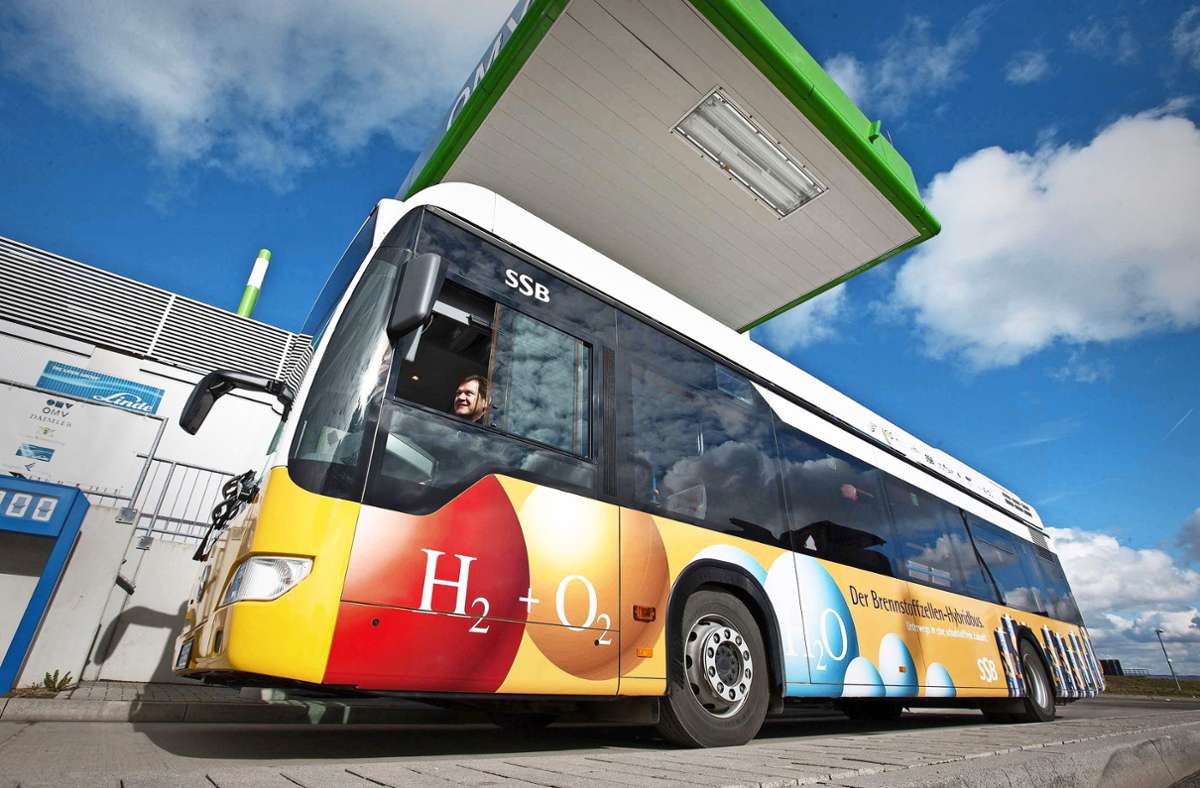 Ein Bus der SSB tankt am Stuttgarter Flughafen Wasserstoff. Foto: Michael Steinert