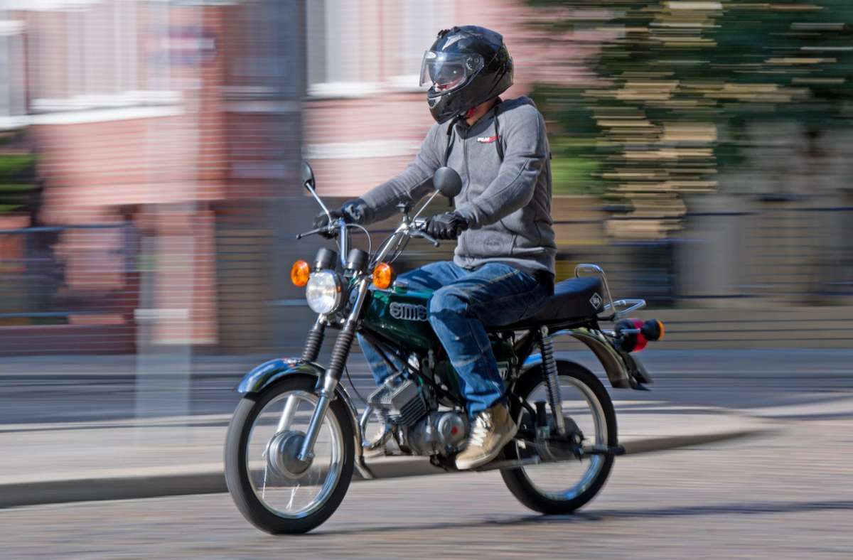 Unfall in Nürtingen: Auto bringt Mopedfahrer zum Stürzen und fährt einfach weiter
