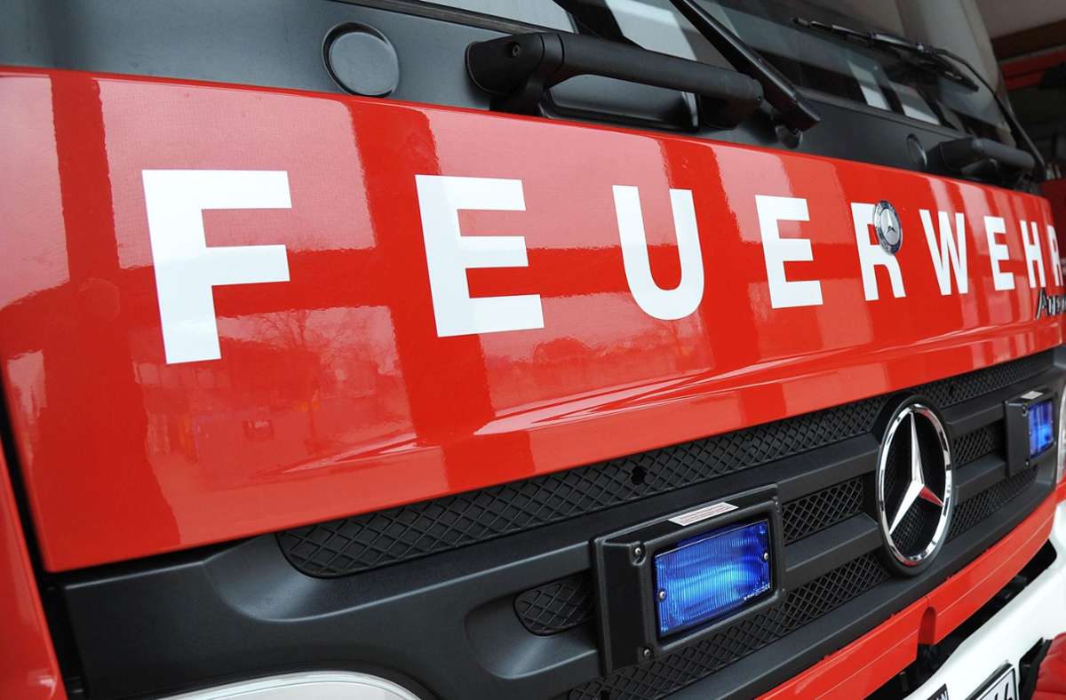 Wohnhausbrand in Schönaich: Rentnerpaar mit Verdacht auf Rauchvergiftung  ins Krankenhaus