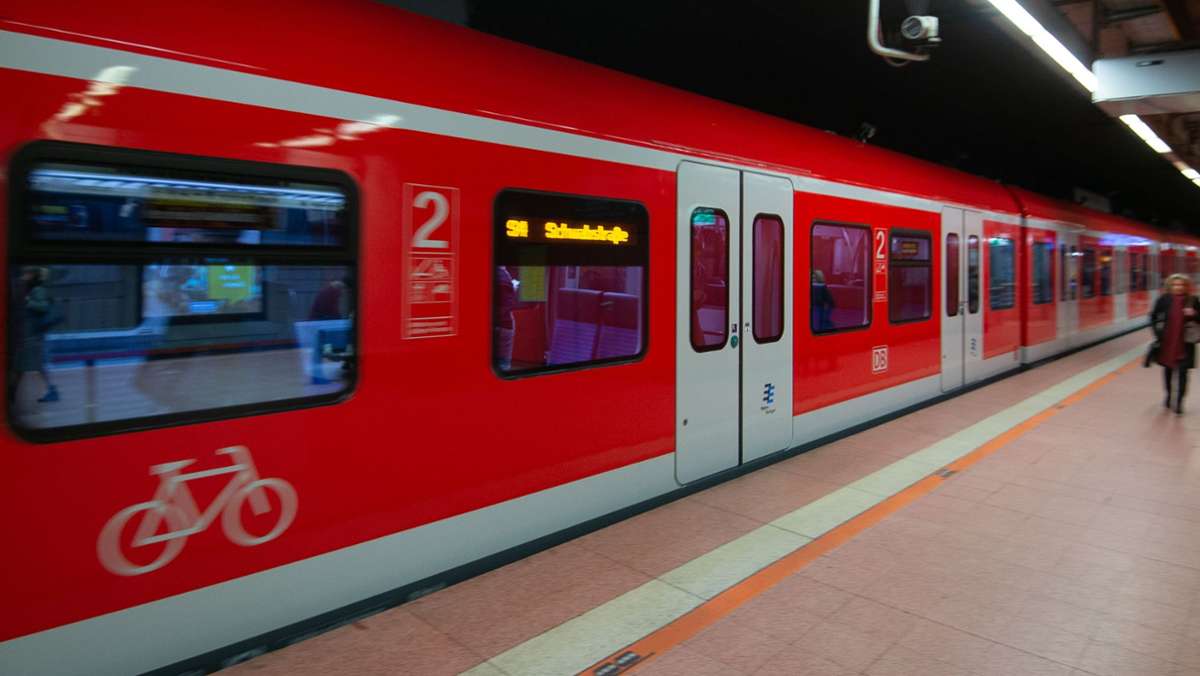 Fahrt startete in Stuttgart: Polizei stoppt sturzbetrunkenen S-Bahn-Lokführer nach Chaostrip