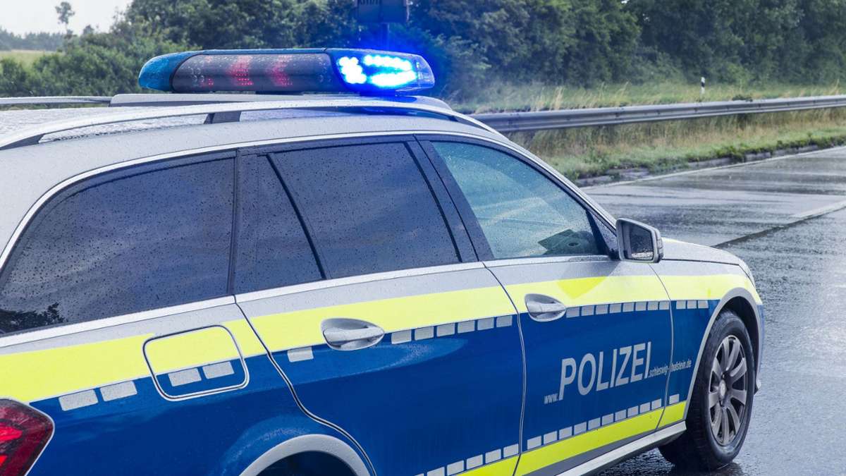 Unfall in Neckartailfingen: Feuerwehr muss Frau aus Auto befreien