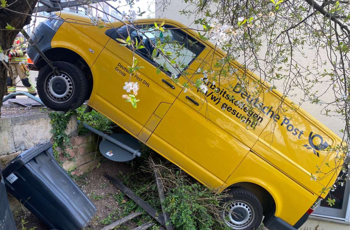 Unfall in Ditzingen: Post-Auto macht sich selbstständig