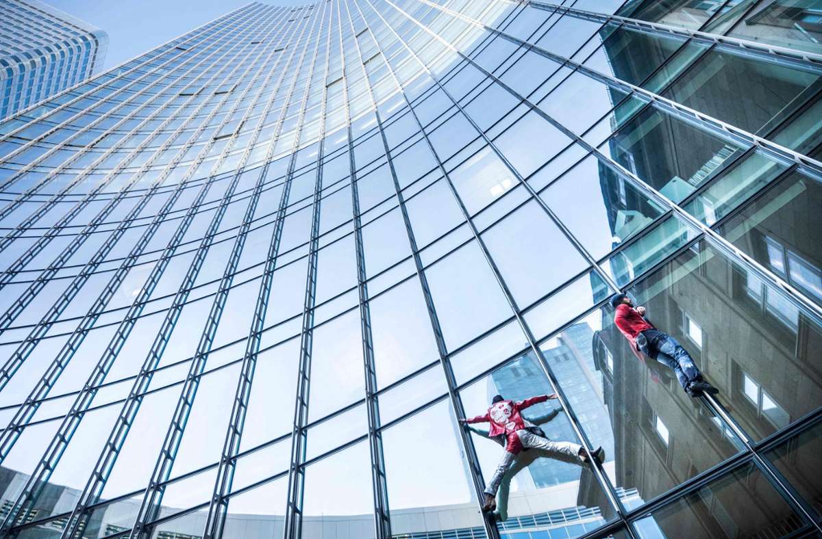Strafanzeige gegen „Spiderman“: Fassadenkletterer erklimmen Frankfurter Hochhaus