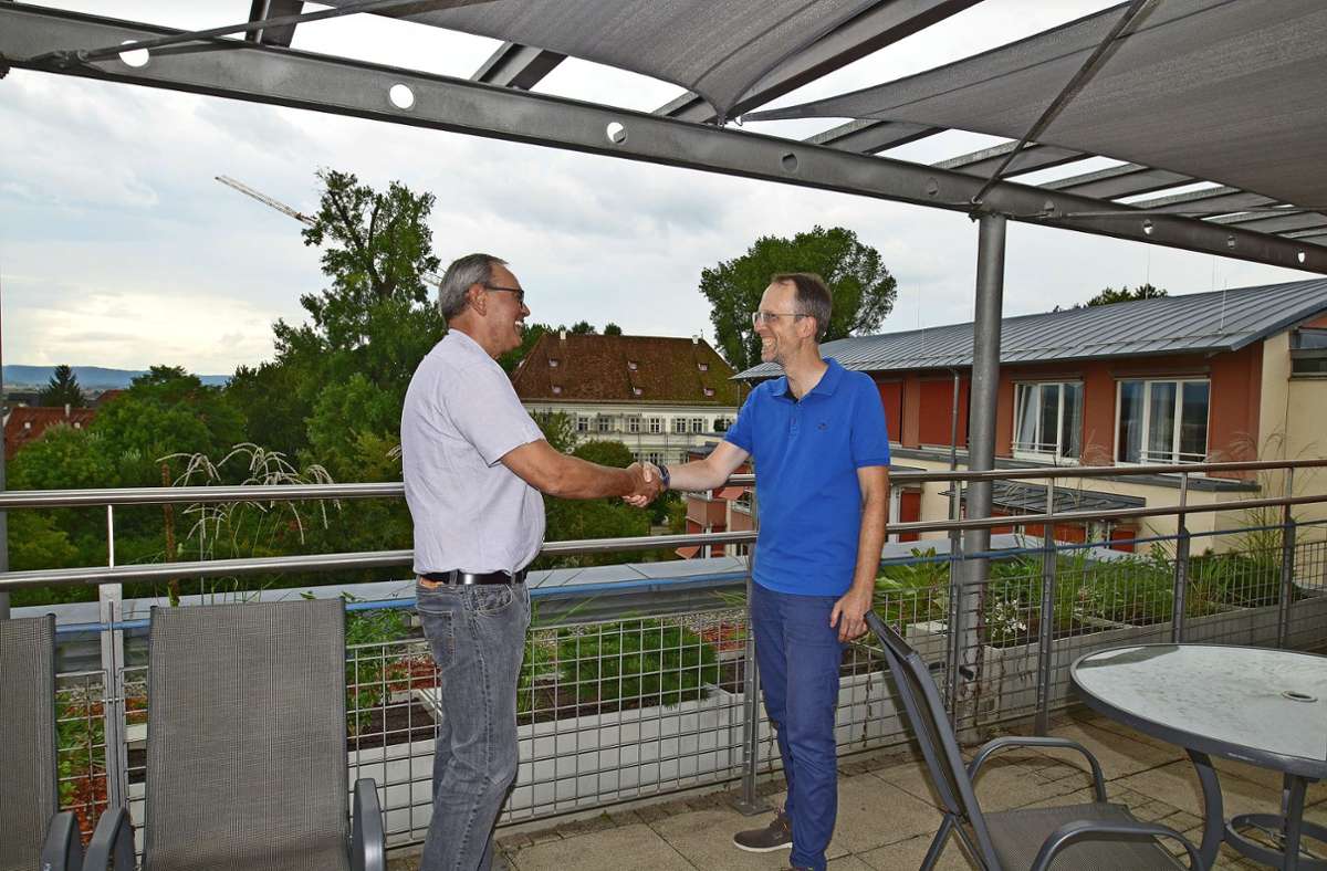 Einrichtungsleiter Fikret Kijamet (links) begrüßt Ortsbaumeister Oliver Thieme auf der frisch sanierten Dachterrasse des Seniorenzentrums. Foto: /Gaby Weiß